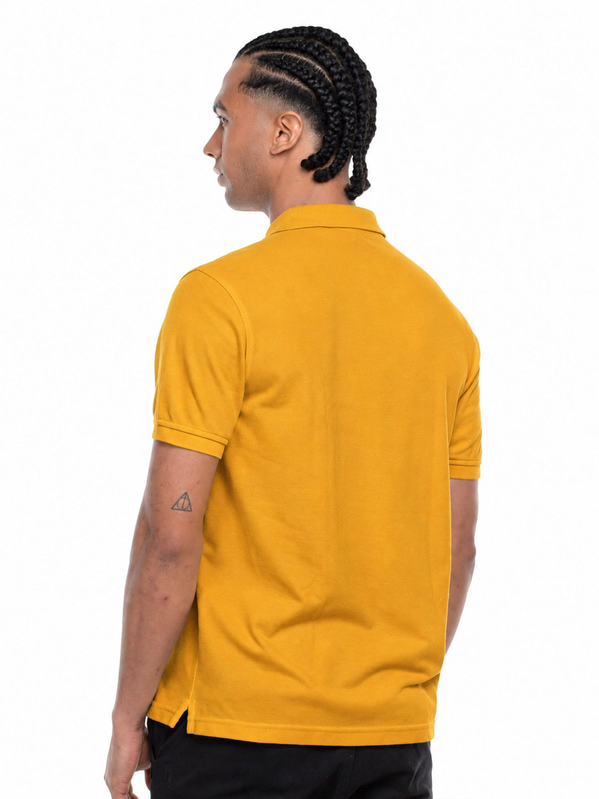 Polo hombre corte clásico rayas color mostaza, vista 2 · Aritex Colombia