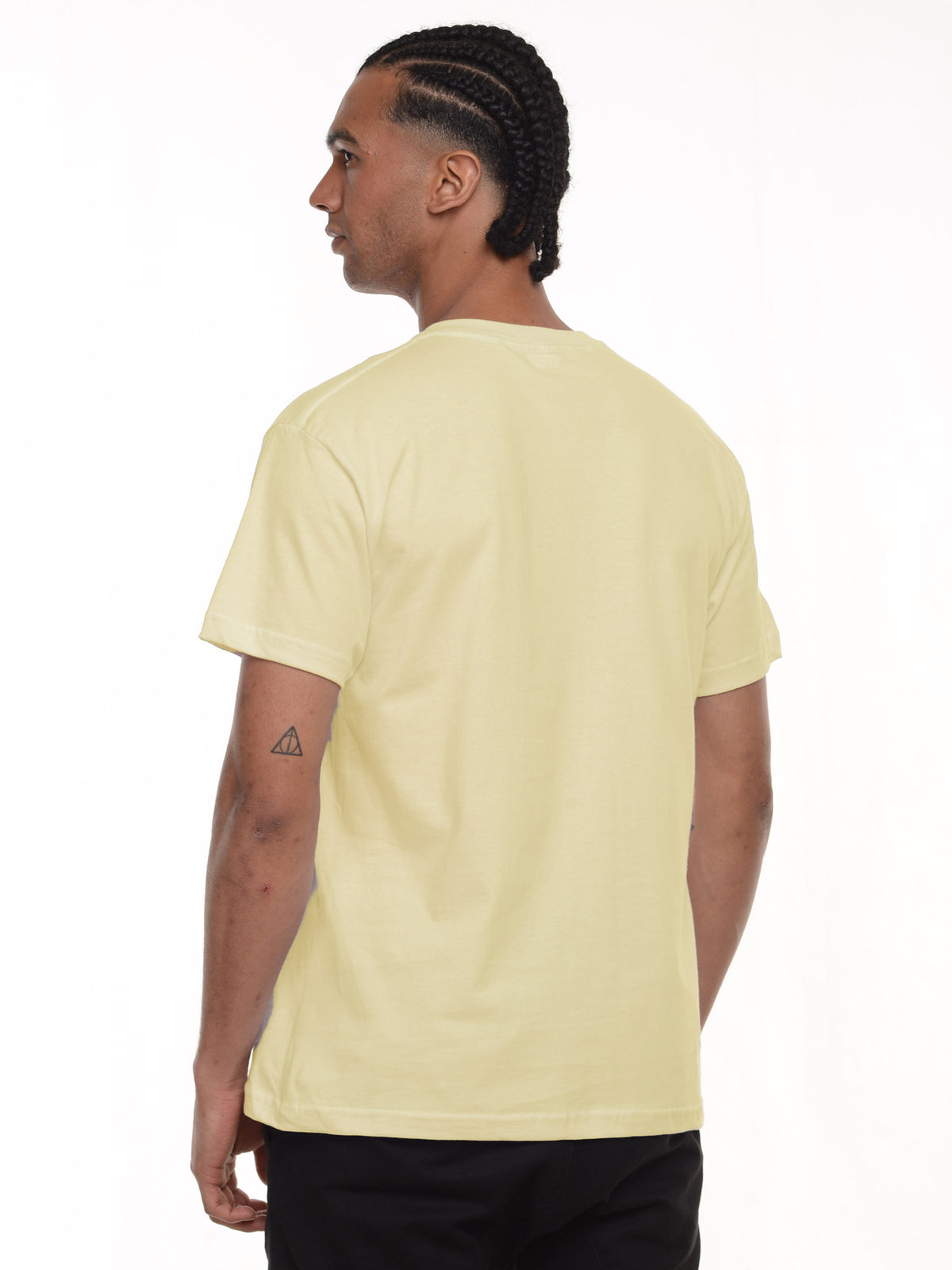 Camiseta hombre básica fit natural color amarillo mantequilla, vista 2 · Aritex Colombia