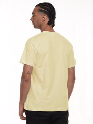 Camiseta hombre básica fit natural color amarillo mantequilla, vista 2 · Aritex Colombia