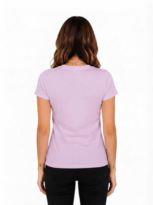 Camiseta mujer slim fit color lila, vista 2 · Aritex Colombia