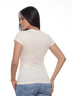 Camiseta mujer slim fit cuello v color vainilla, vista 2 · Aritex Colombia