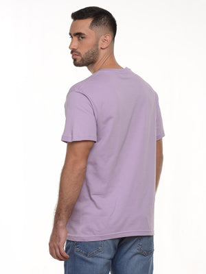 Camiseta hombre básica fit natural color lila, vista 2 · Aritex Colombia