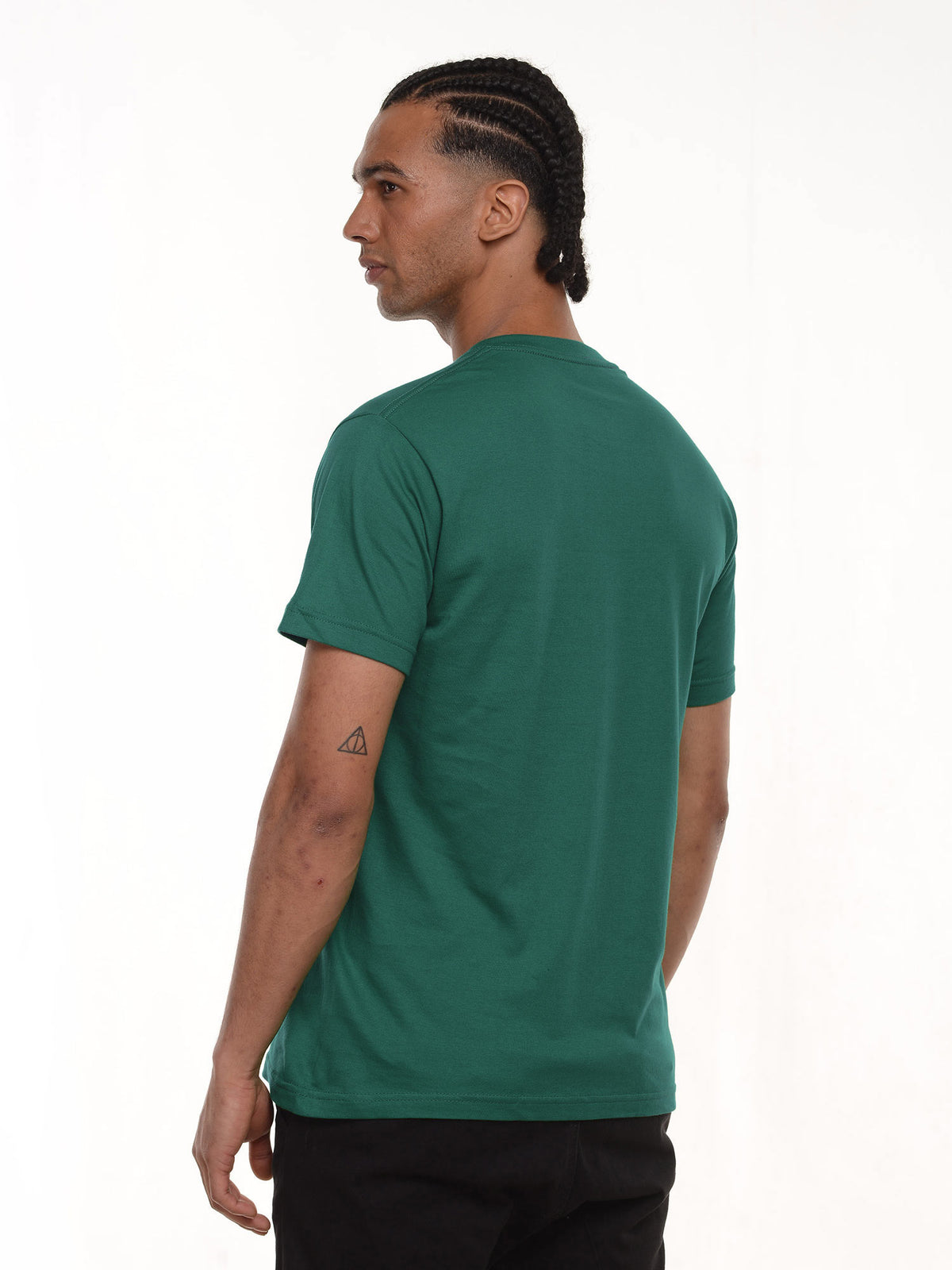 Camiseta hombre básica fit natural color verde botella, vista 2 · Aritex Colombia