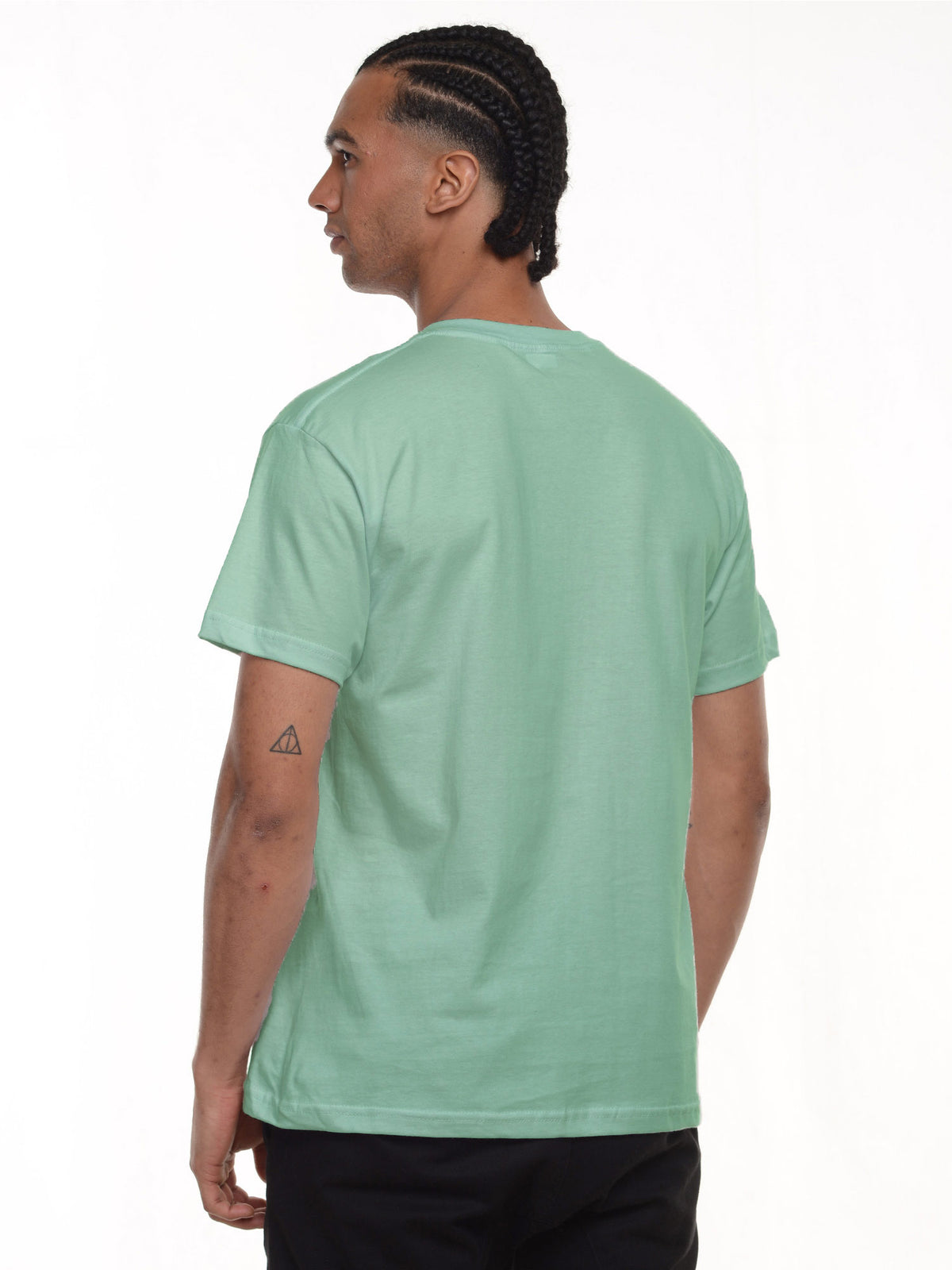 Camiseta hombre básica fit natural color verde invierno, vista 2 · Aritex Colombia