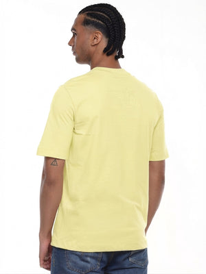 Camiseta hombre regular fit 230g color amarillo mantequilla, vista 2 · Aritex Colombia