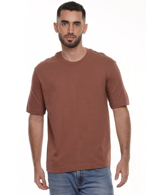 Camiseta hombre regular fit 230g color caoba · Aritex Colombia