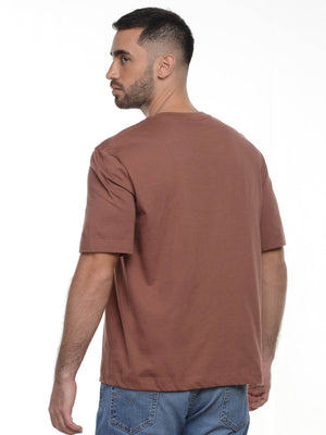Camiseta hombre regular fit 230g color caoba, vista 2 · Aritex Colombia