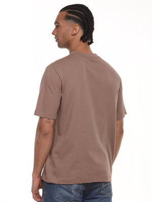 Camiseta hombre regular fit 230g color mocca, vista 2 · Aritex Colombia
