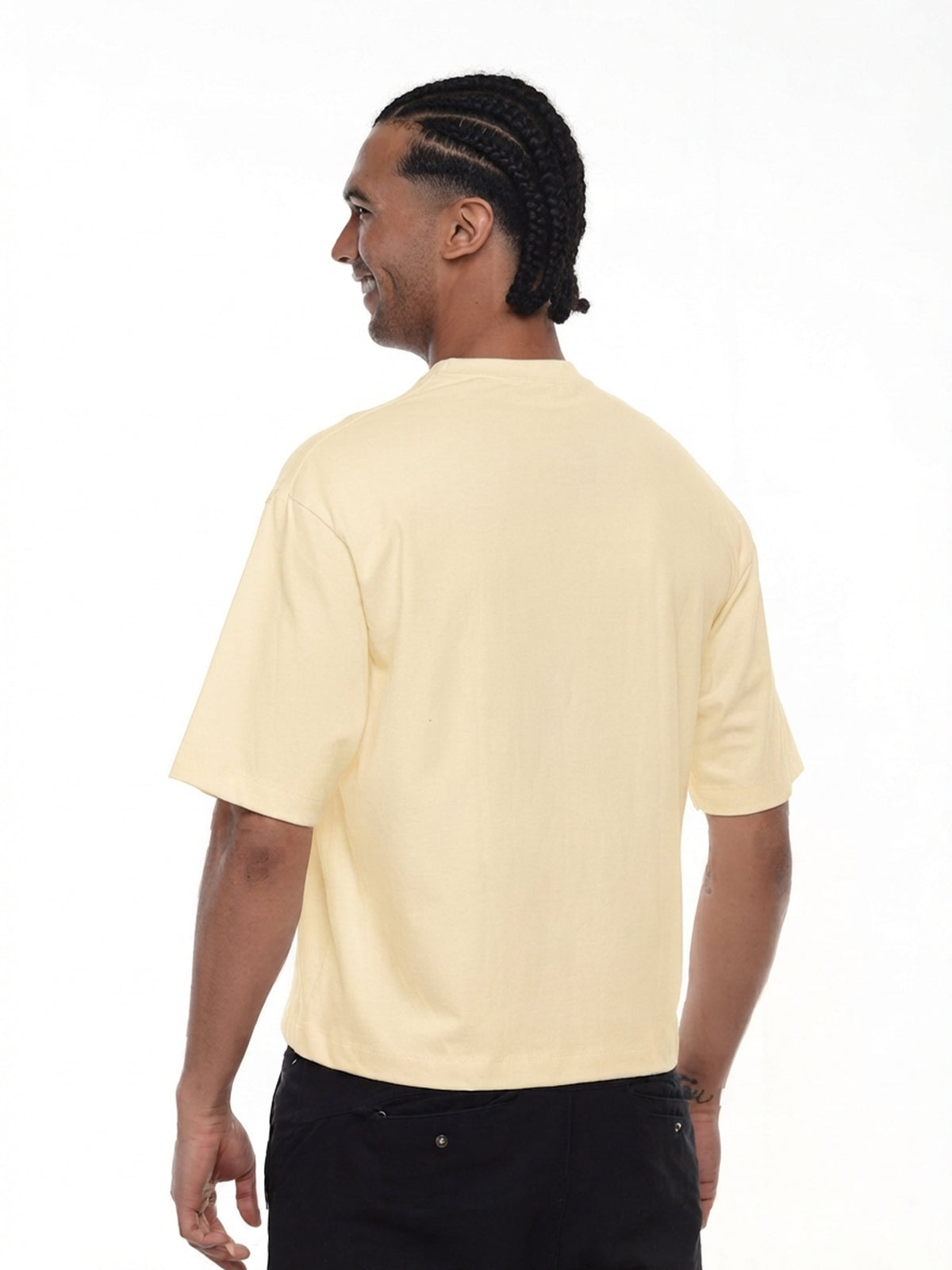 Camiseta hombre boxy fit color amarillo mantequilla, vista 2 · Aritex Colombia
