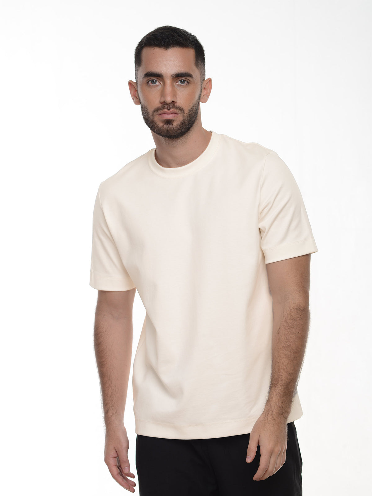 Camiseta hombre regular fit con elastano color vainilla · Aritex Colombia